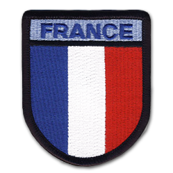 Ecusson militaire brodé en forme de blason arrondi. Le bandeau du haut est bleu clair, il y est brodé France en lettres capitale bleues. Dessous, trois bandes verticales bleu blanc rouge. Le bord de l'écusson est noir.