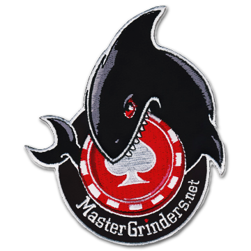 Ecusson brodé du tournoi de poker des master grinder snet. Il représente un requin noir mordant un jeton de poker rouge avec un as de pique gris brodé dessus. l'écusson est découpé à la forme du dessin.