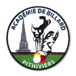 Ecusson rond brodé de l'académie de billard de pithiviers. Il représente une silhouette d'homme en noir jouant au billard, visage de face. Il tire dans trois boules de billard : jaune, blanche et rouge, sur un tapis de billard vert au bas de l'écusson. derrière lui, le haut d'une église brodée en gris. En haut de l'écusson, le texte académie de billard est écrit en bleu et en bas, le texte pithiviers est écrit en blanc.