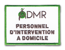 Ecusson brodé rectangulaire vertical du réseau associatif national d'aide à la personne. Il est blanc et bordé de vert, il est écrit le texte ADMR Personne d'intervention à domicile.