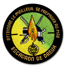 Ecusson rond brodé de l'escadron de gendarmerie de Dreux. Il représente, sur un fond dégradé allant du vert au jaune, un pistolet et une épée croisés, surmontés d'une flamme jaune et orange. Le bord de l'écusson est un bandeau noir sur lequel est brodé le texte Atteindre le meilleur, se préparer au pire Escadron de dreux.