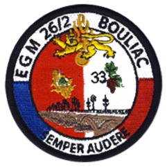 Ecusson brodé rond de l'escadron de gendarmerie mobile de Boulliac. L'écusson représente une route et un lion, ainsi que le grenade à 8 branches sur un fond rouge et blanc. Le contour est bleu blanc rouge avec le texte EGM 26/2 Bouliac, Semper audere.